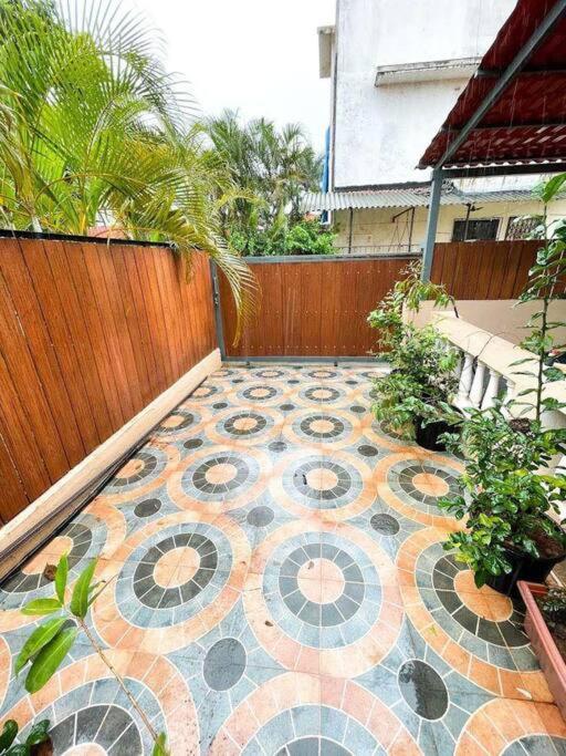 Corner House, Lonavla By Meheru-4 Bhk Villa With Pool Exteriör bild